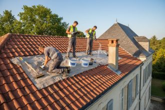 Toiture bien entretenue protégeant une maison des intempéries