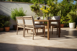 Terrasse en travertin offrant élégance et durabilité pour un espace extérieur accueillant
