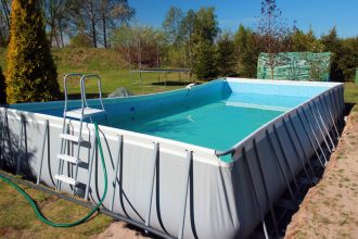 Installation d'une piscine hors-sol dans un jardin ensoleillé