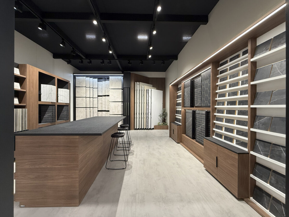 Agencement de showroom carrelage avec mobilier d'exposition Insca