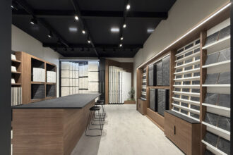 Agencement de showroom carrelage avec mobilier d'exposition Insca