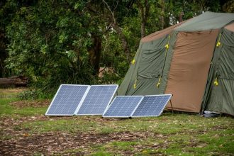 Panneaux solaires portables installés dans un camping en plein air