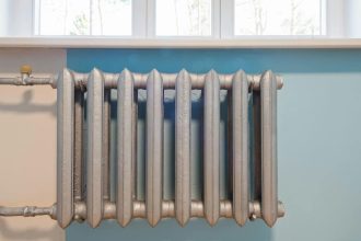 Pied de radiateur en fonte installé sur un mur élégant