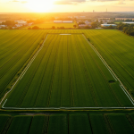 Champ de 1 hectare vu du dessus au coucher du soleil