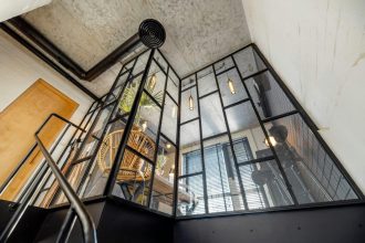 Verrière moderne séparant un bureau dans un loft lumineux