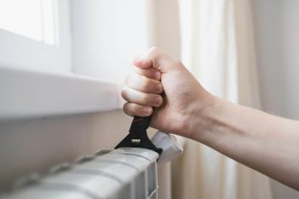 Radiateur de chauffage en cours de réparation dans un intérieur moderne