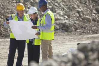 Analyse géotechnique d'un terrain pour évaluer sa valeur immobilière
