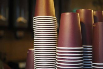 Gobelets personnalisés colorés pour une fête d'anniversaire festive