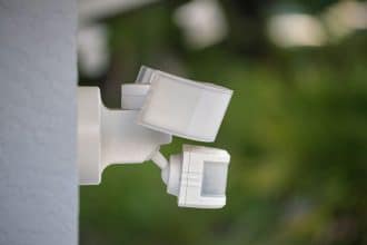 Détecteur de mouvement extérieur avec éclairage installé sur un mur